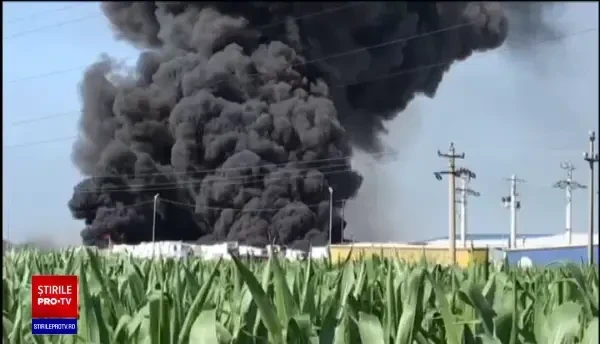 Incendiu în Buzău, la cea mai mare platformă de reciclare din Europa. Populaţia, avertizată prin RO-ALERT