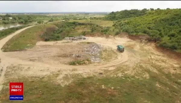 Dezastru ecologic pe malul râului Argeș. Primăria comunei Comana aruncă săptămânal tone de gunoi