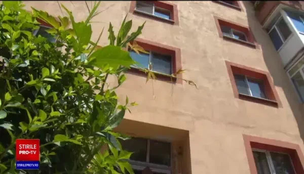 Un copil de 3 ani este în stare gravă după ce a căzut de la fereastră, în Pitești