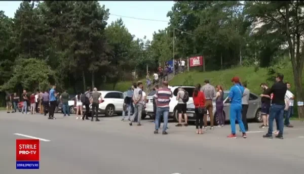 Zeci de persoane din Cluj s-au înghesuit la coadă ca să susţină examenul de permis
