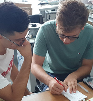 Doi liceeni români, cooptați într-o organizație americană care a dat 200 de câștigători ai premiilor Nobel