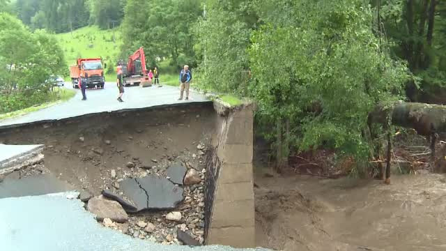 Valea Jiului a fost blocată de șuvoaie. Sute de oameni au fost evacuați