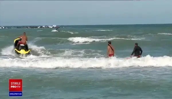 Băiatul de 12 dispărut în apă, la Mamaia, încă nu a fost găsit. O fetiță, recuperată din valuri