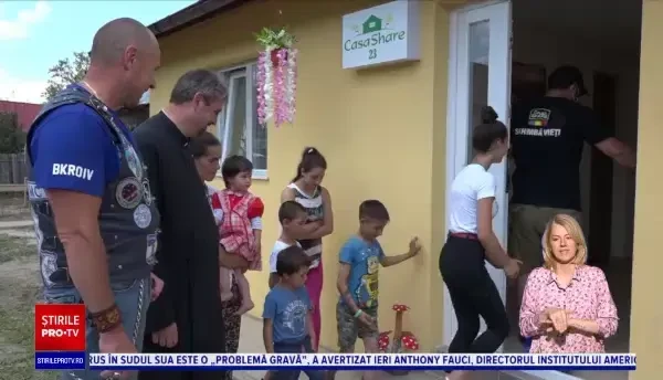 Șase copii și mama lor, alungați de rude, au primit o casă nouă cu ajutorul donațiilor