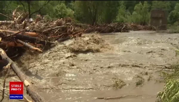 Viiturile din ultimele zile au făcut prăpăd în Valea Jiului. "Dumnezeu ne-a salvat"