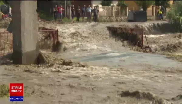 Vânzarea telefoanelor incompatibile cu sistemul RO-ALERT, interzisă de sâmbătă