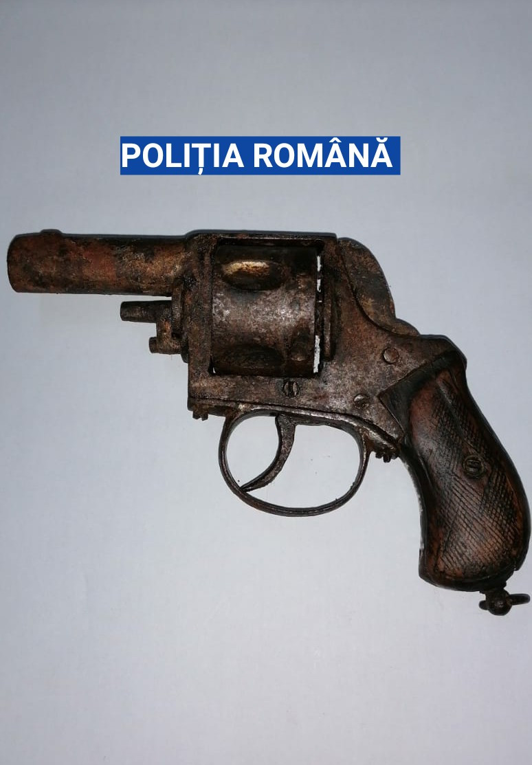 O femeie din Olt a vrut să vândă un pistol ”de muzeu”, dar care era funcțional. Cât cerea pe armă