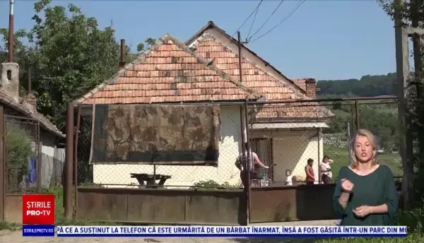 Nou-născut găsit mort în latrină, în Mureș. Mama spune că l-a născut spontan