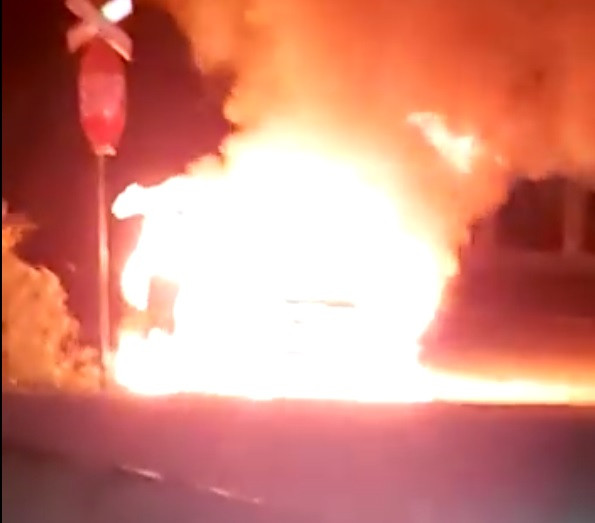 Mașina şefului Poliţiei de Frontieră Vişeu de Sus, incendiată cu un cocktail Molotov