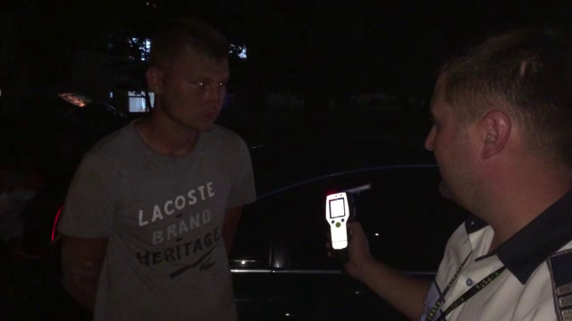 Beat și fără permis, un tânăr a luat pe mașină polițistul care încerca să-l oprească. Răspunsul genial dat de șofer