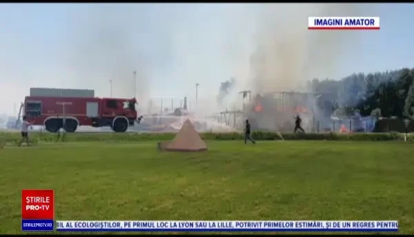 Incendiu puternic în Timiș. Un restaurant construit din lemn a ars ca o torță
