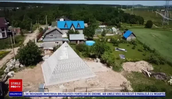 O familie dintr-un sat din Rusia și-a construit o piramidă în curte. Cum au reacționat vecinii