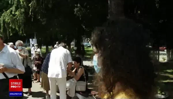 Îmbulzeală la împărțitul pomenilor. ”Nu mi-e teamă, am credință în Dumnezeu!”