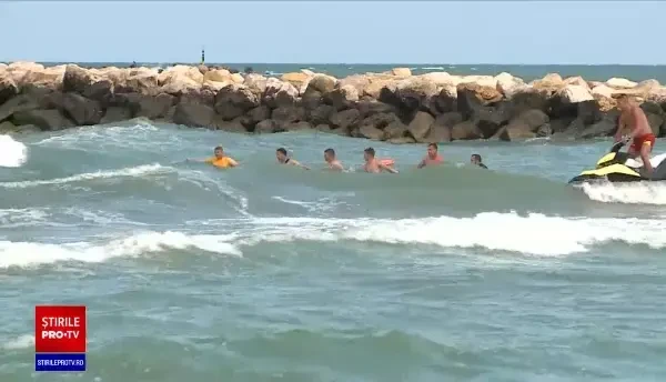 Patru înecați, în cel mai aglomerat weekend pe Litoral. Punctul din care marea devine mortală