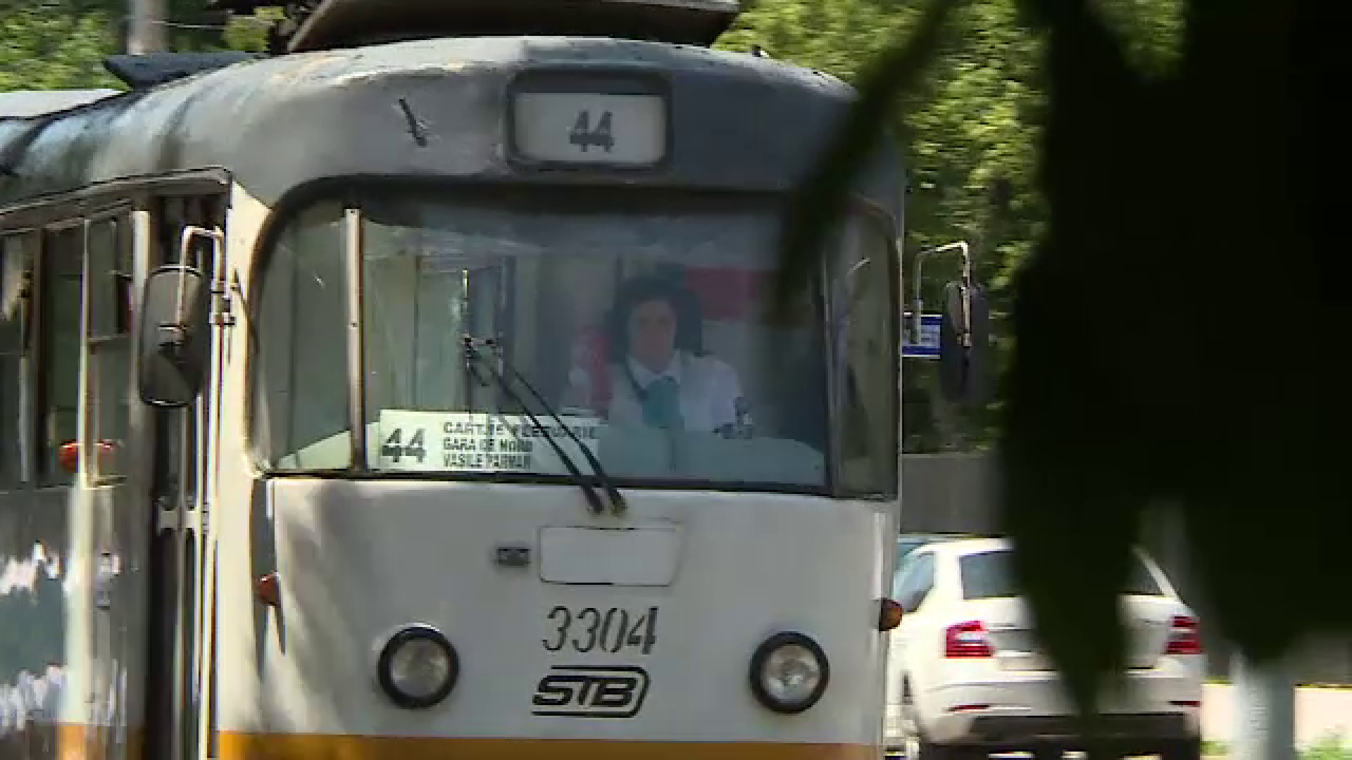 Pasagerii STB se sufocă: în loc să repare aerul condiționat, primăria le-a luat uniforme şoferilor