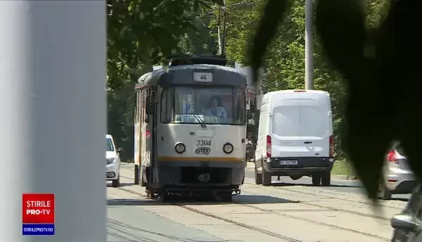 Pasagerii STB se sufocă: în loc să repare aerul condiționat, primăria le-a luat uniforme şoferilor