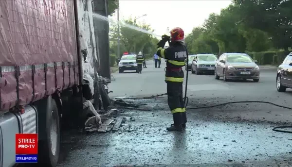 Un TIR venit din Serbia a luat foc la Târgoviște, aproape de 2 benzinării. Neașteptat cum a pornit incendiul