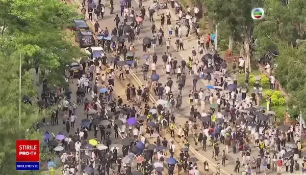 Tensiuni la cote înalte între China și Marea Britanie, pe tema cetățenilor din Hong Kong