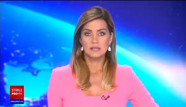 Momentul în care o tânără e spulberată pe trecerea de pietoni, în Bistrița