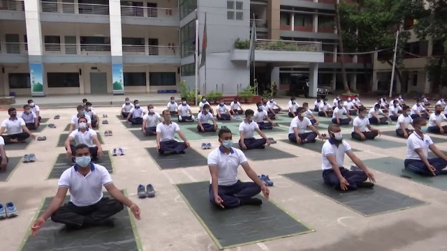 Polițiștii din Bangladesh au înlocuit antrenamentele fizice dure cu yoga