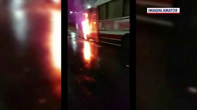 Un autobuz, cuprins de flăcări la Arad. Incendiul a pornit de la o roată blocată