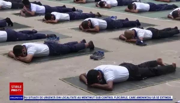 Polițiștii din Bangladesh au înlocuit antrenamentele fizice dure cu yoga