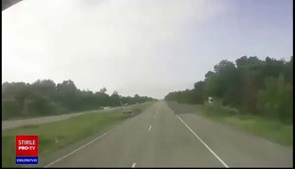 Momentul în care un avion de mici dimensiuni aterizează pe o șosea aglomerată. VIDEO