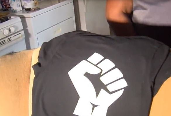 O fetiță de 6 ani, dată afară dintr-o grădiniță, pe motiv că purta un tricou cu un mesaj rasist