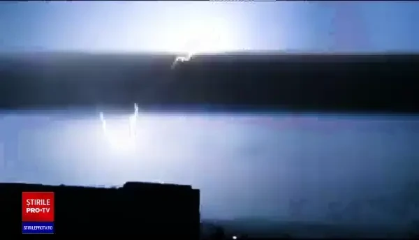 Furtunile au făcut ravagii în jumătate din țară. Ploile au rupt drumuri și au inundat până și scările de bloc