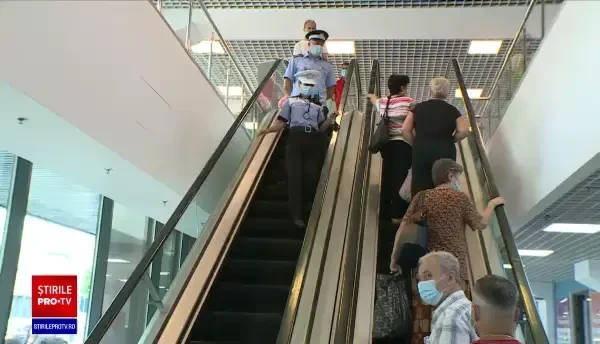 Atrași de teorii absurde sau din comoditate, românii nu se mai feresc de Covid-19. ”Nu am văzut pe nimeni bolnav”