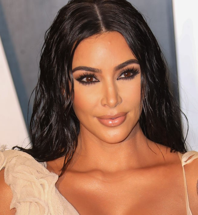 Imagini inedite. Kim Kardashian a fost surprinsă în ipostaze incendiare pe o plajă din Mexic. GALERIE FOTO