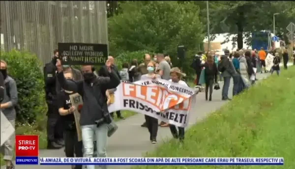 Protest la abatorul din Germania unde aproape 1.000 de muncitori români au Covid-19