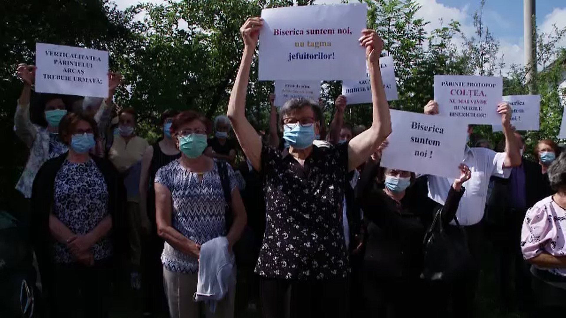 Protest la Bran unde enoriaşii unei biserici se opun mutării preotului paroh din localitate