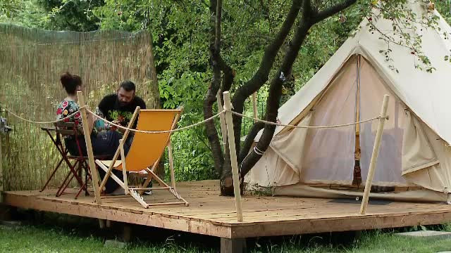 Românii plătesc 450 de lei pentru o noapte într-un cort din campinguri de 5 stele