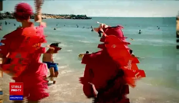 Șapte persoane aproape de înec, după ce au ignorat steagul roșu. Salvamar: Ne înjura pe mal