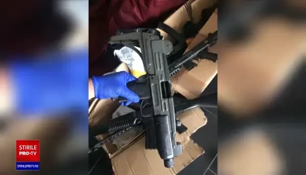 Un bărbat cu dublă cetățenie din Timiș, bănuit că fabrica ilegal arme. Deținea un adevărat arsenal