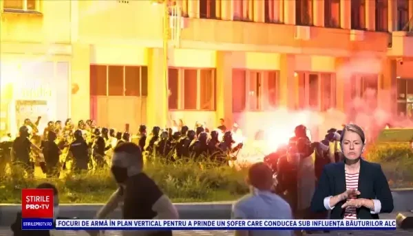 Haos în Belgrad pentru a doua noapte consecutiv. Manifestanții au aruncat cu pietre și torțe în polițiști