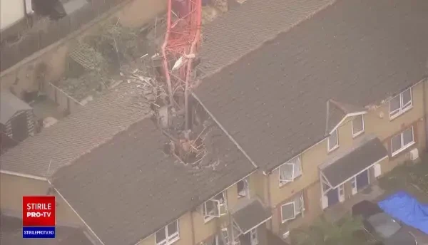 Momentul terifiant în care o macara se prăbușește pe mai multe case. O persoană a murit și alte 4 au fost rănite. VIDEO