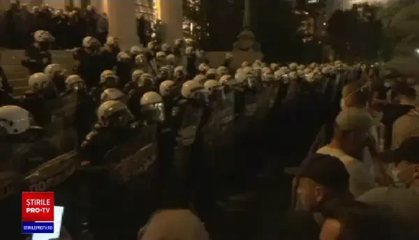 VIDEO. Incidente violente la Belgrad. Oamenii au ieșit în stradă pentru a patra seară la rând