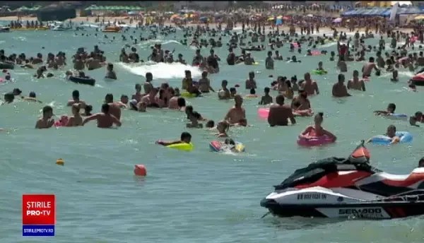 Distanțarea socială este inexistentă pe litoral. Numărul mare de infectări nu-i sperie pe cei dornici de distracție