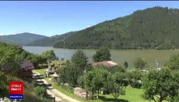 Cantitatea de gunoaie de pe lacul Bicaz a atins un nou record