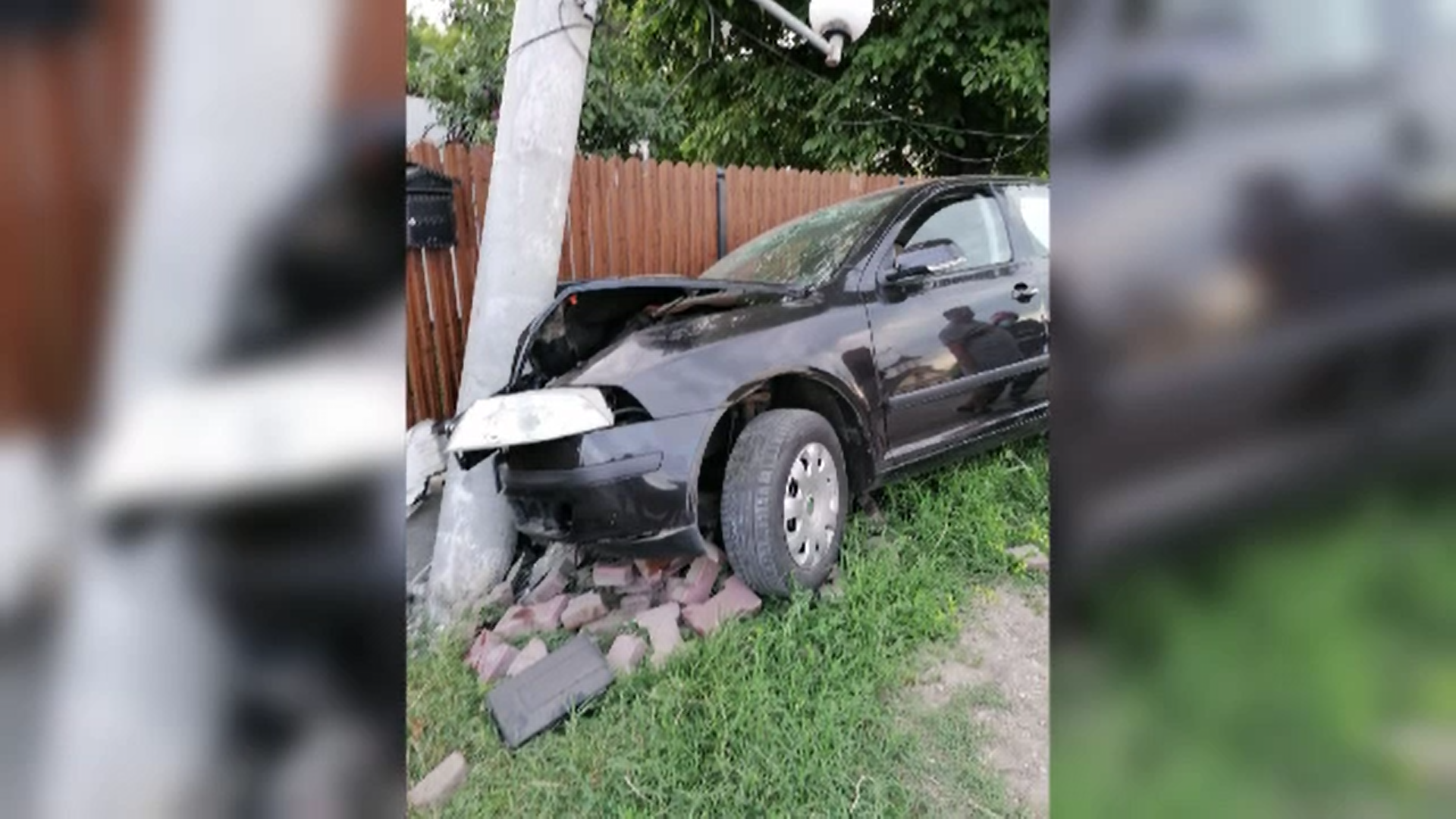 Panică într-o comună din Dâmbovița. O mașină scăpată de sub control a lovit un contor de gaz