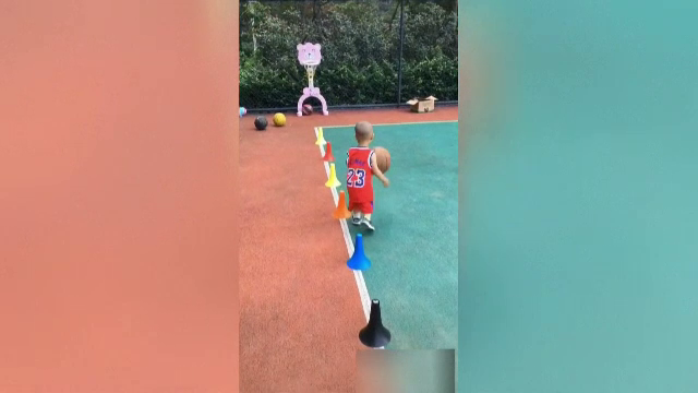 Copilul care face senzație pe internet la numai 2 ani. Cum driblează cu mingea de baschet