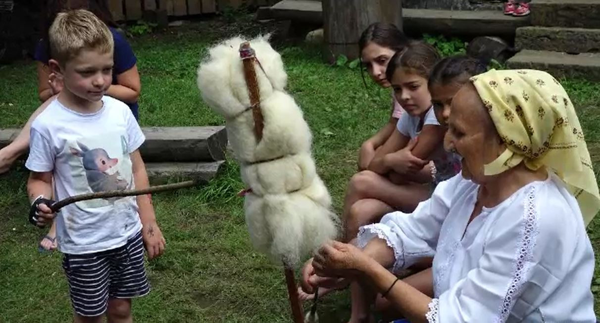 Locul din România unde copiii pot descoperi meșteșugurile străbunilor în ateliere speciale
