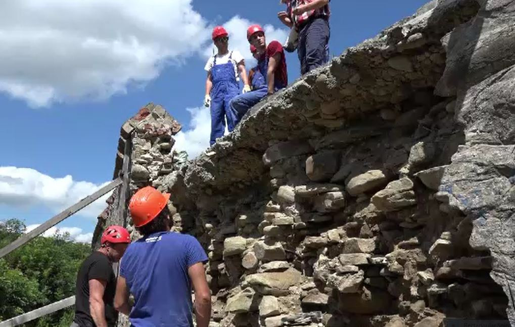 "Ambulanța monumentelor" a început renovarea unui zid prăbușit al cetății medievale Sighișoara