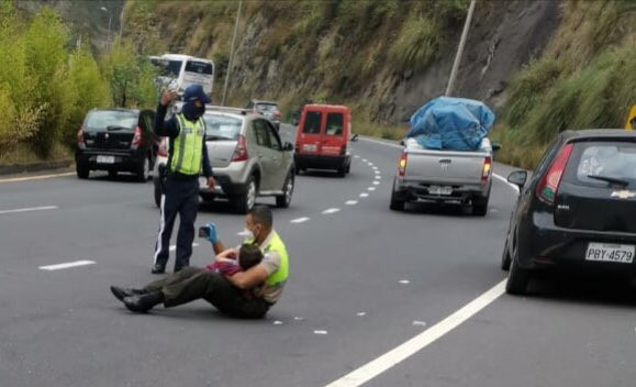 Moment emoționant la locul unui accident grav. Un polițist a liniștit un copil cu clipuri pe telefonul mobil