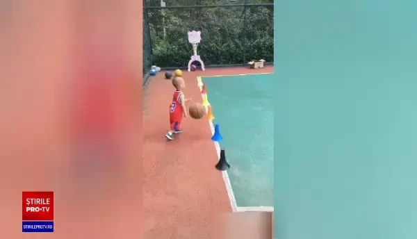 Copilul care face senzație pe internet la numai 2 ani. Cum driblează cu mingea de baschet