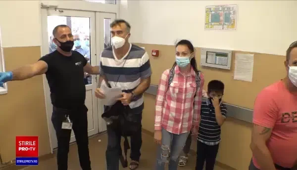 Românii au luat cu asalt centrele de testare Covid, iar laboratoarele nu mai fac față. ”Nu ne convine, dar asta e”