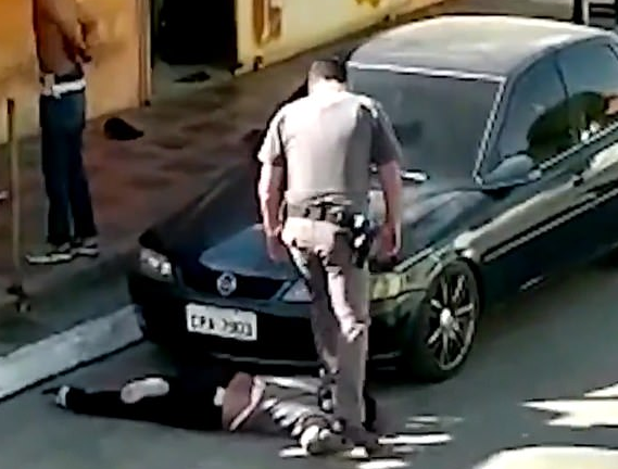 Caz asemănător celui al lui George Floyd. O femeie de culoare, cu gâtul rupt, după ce un polițist a stat cu piciorul pe ea