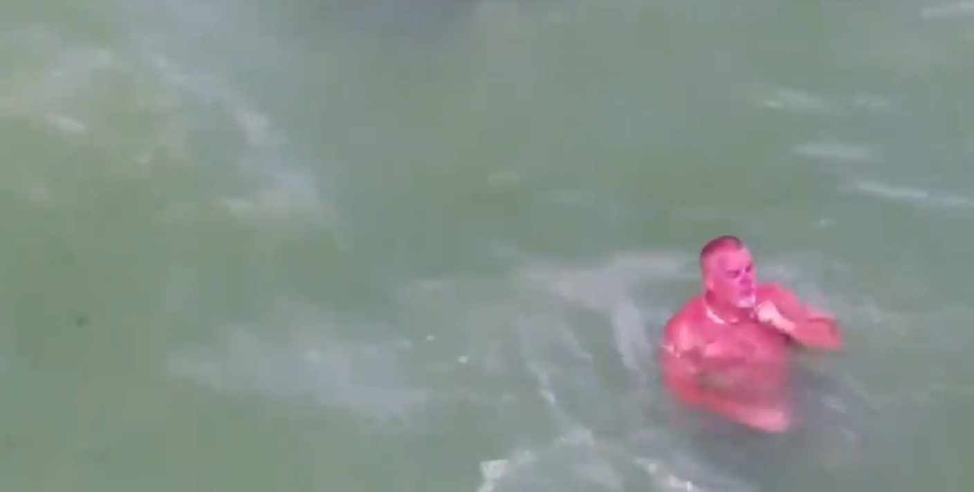 Acesta e adevăratul Hellboy. Cum a fost filmat un bărbat printre trei diavoli de mare